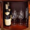 Compartiment du meuble de bar avec bouteilles de vin et verres