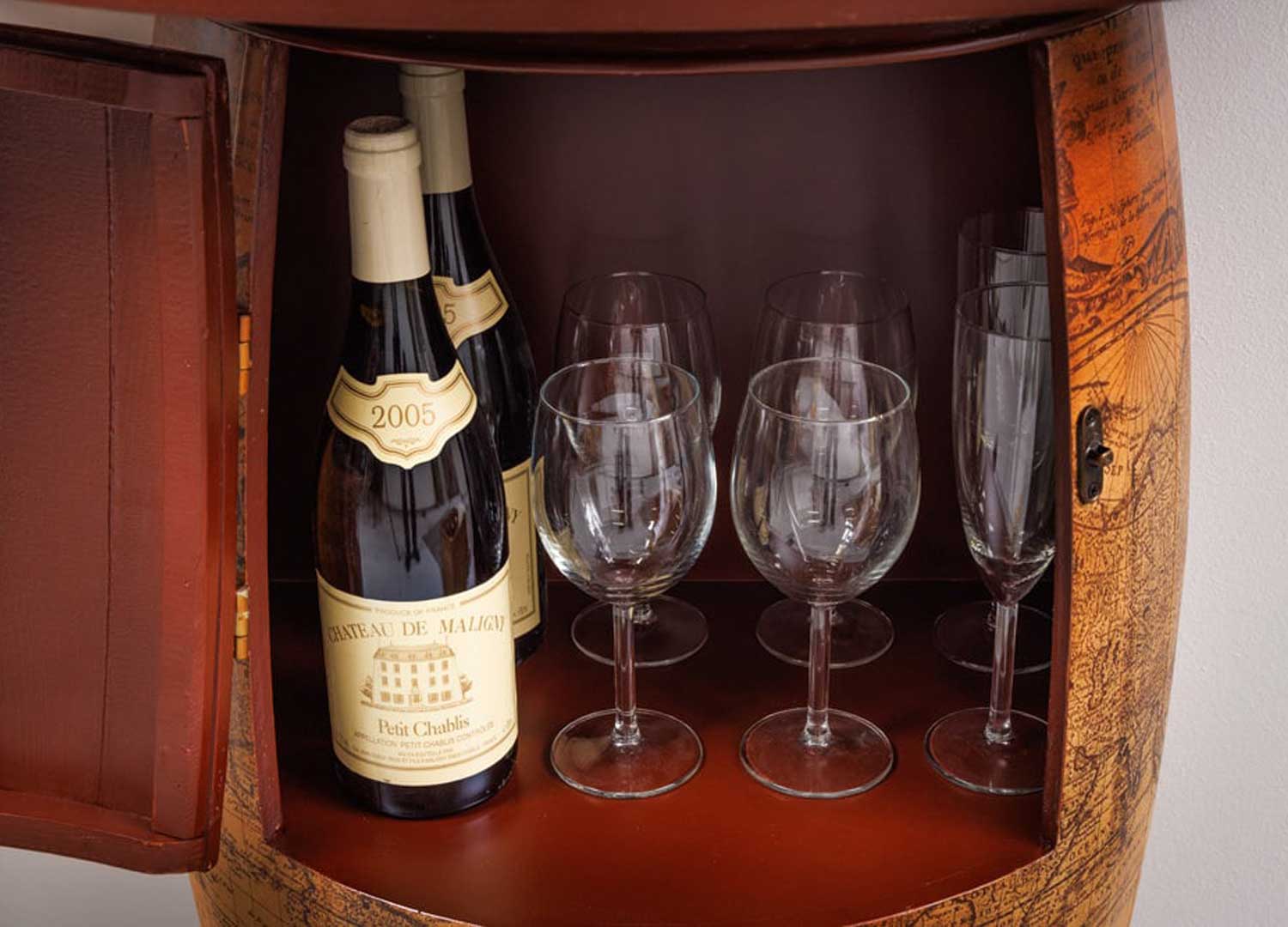 Compartiment du meuble de bar avec bouteilles de vin et verres