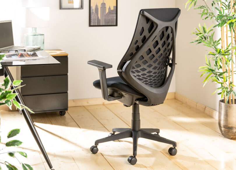 Fauteuil de bureau en tissu noir et plastique