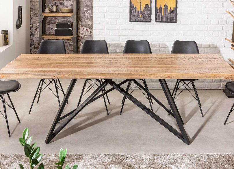 Table de salle à manger pied eiffel avec chaises de séjour noires