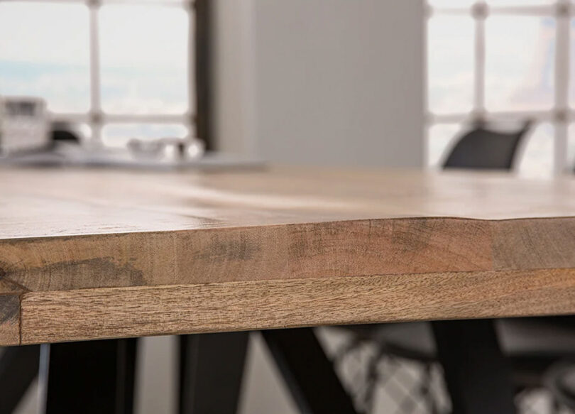 Plateau ondulé en bois de la table de repas