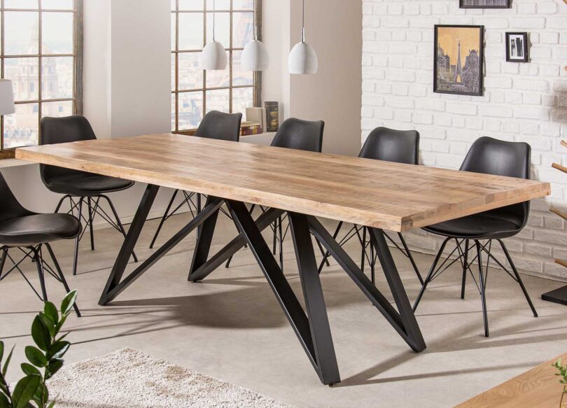Table de repas rectangulaire en bois de manguier avec pieds eiffel en métal noir