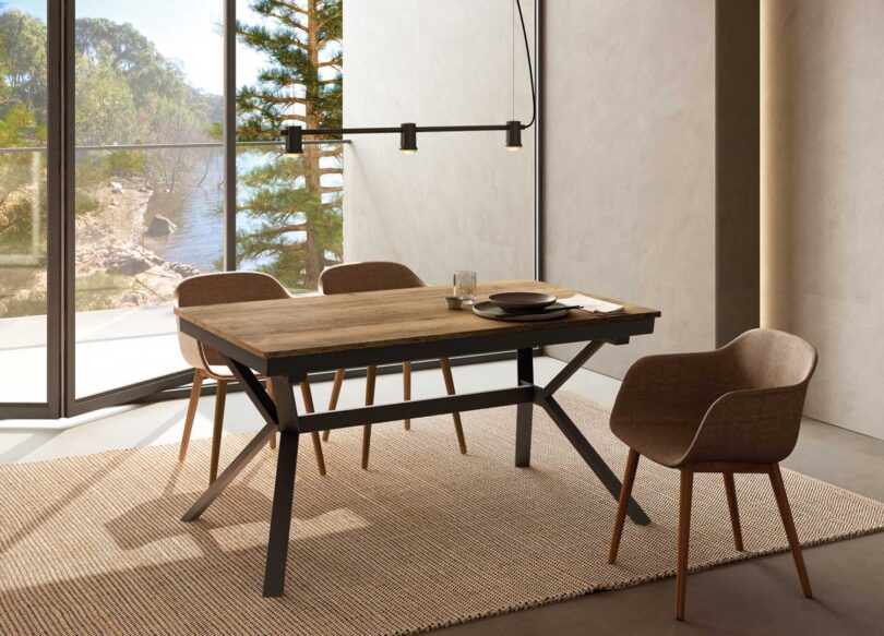 Table à manger contemporaine en bois et métal