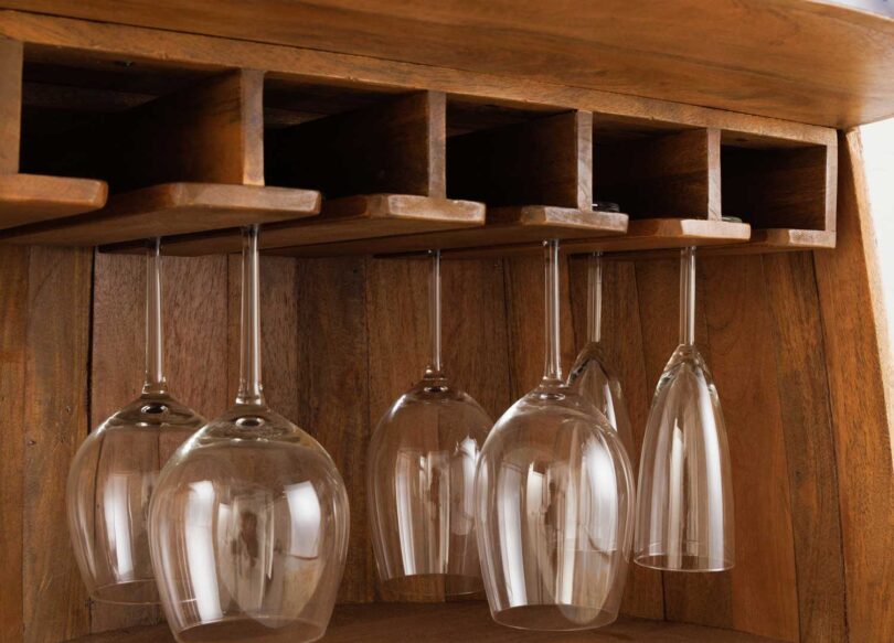 Suspensions des verres dans le meuble de bar en bois massif de manguier
