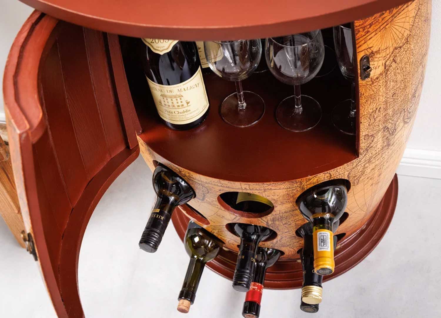Ouverture du compartiment du casier à vin en bois massif