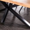 Piétement étoile en métal noir de la table de repas en bois