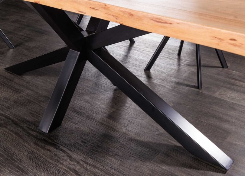 Piétement étoile en métal noir de la table de repas en bois