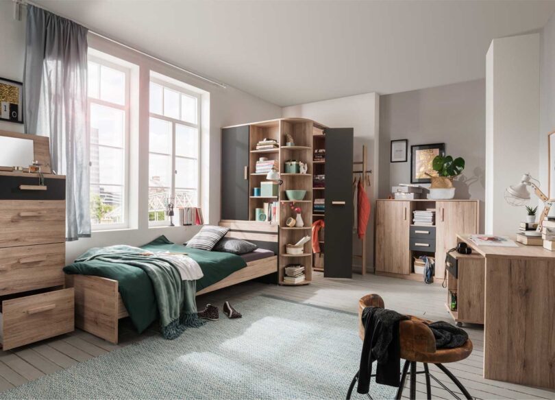 armoire dressing chambre enfant avec un lit une commode un bureau un caisson et un chiffonnier gris graphite et aspect chene