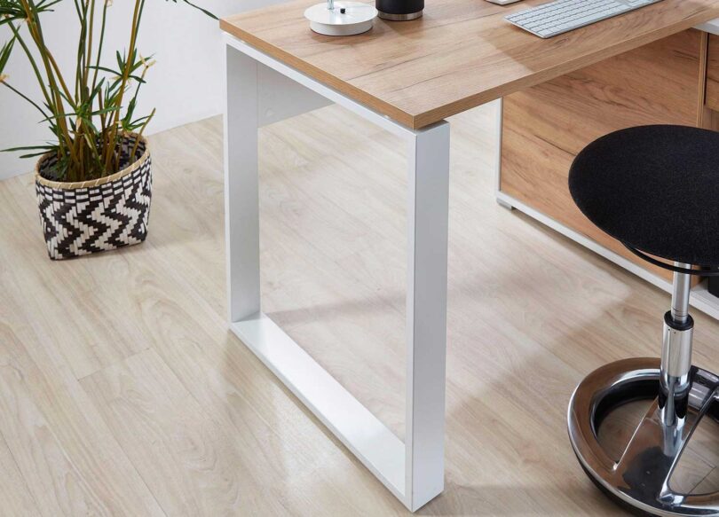 zoom sur le pied du bureau en metal blanc