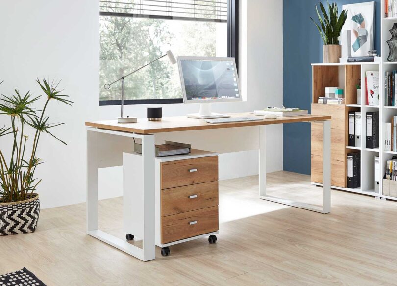 table de bureau imitation chene avec un caisson sur roulette