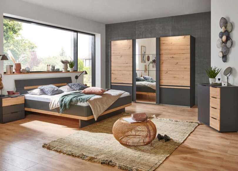chambre pour adulte complete avec une grande armoire avec miroir un lit avec 2 chevets de 3 tiroirs et une commode avec une porte et des tiroirs imitation chene artisan et gris graphite