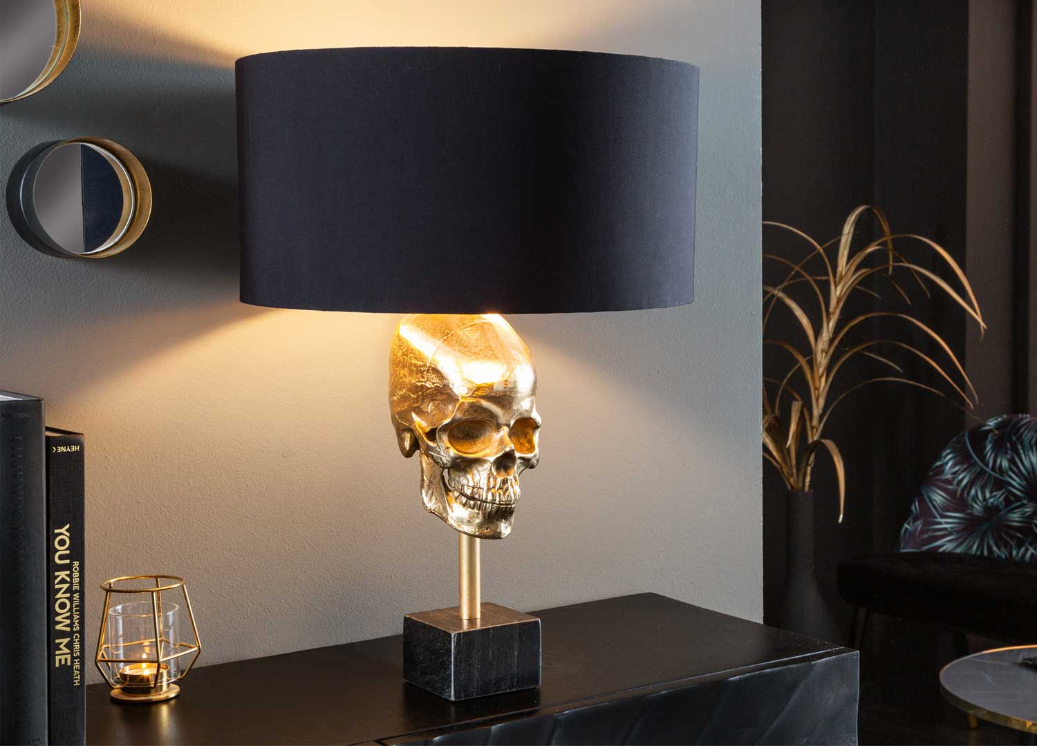 Lampe originale avec tête de mort dorée et un abat-jour noir