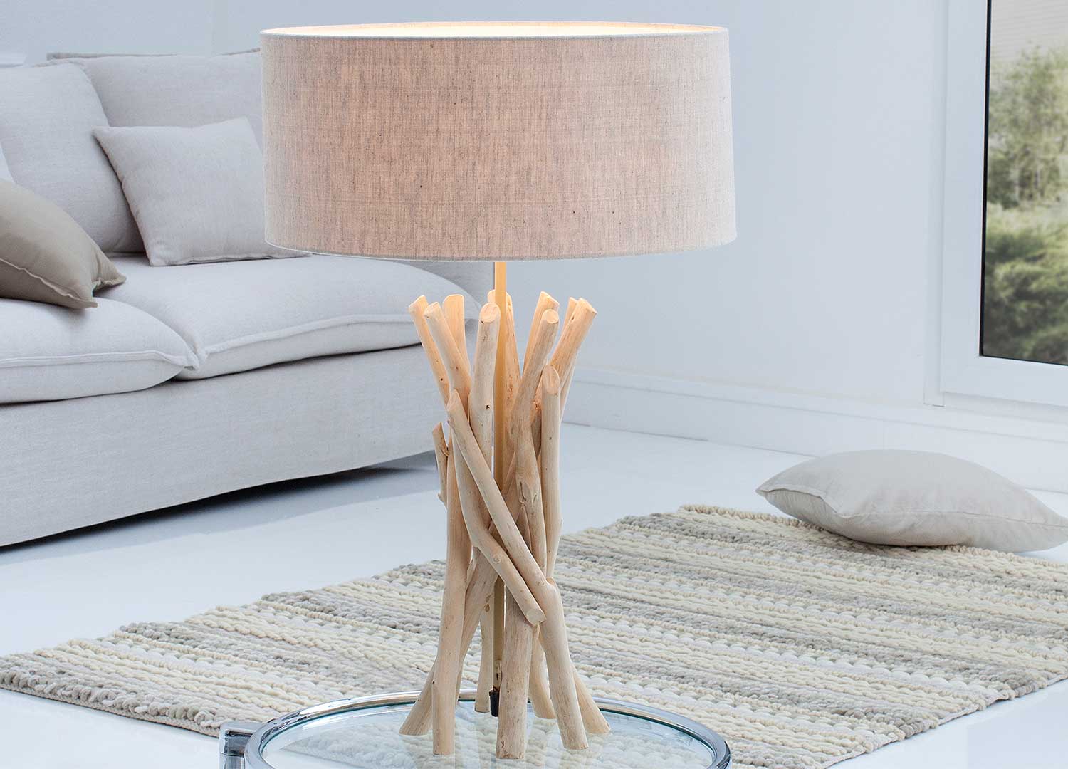 lampe de table en bois flotte avec un abat jour en lin beige