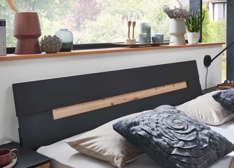 tete de lit inclinee gris graphite et imitation chene avec des oreillers