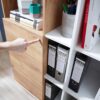 zoom sur le systeme bouton poussoir de la porte du meuble de bureau