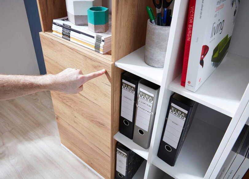 zoom sur le systeme bouton poussoir de la porte du meuble de bureau
