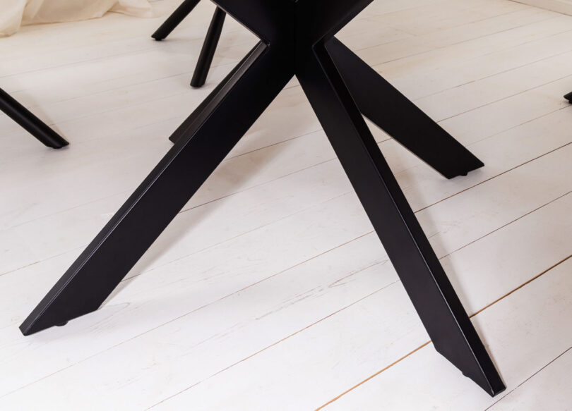 pied en metal noir
