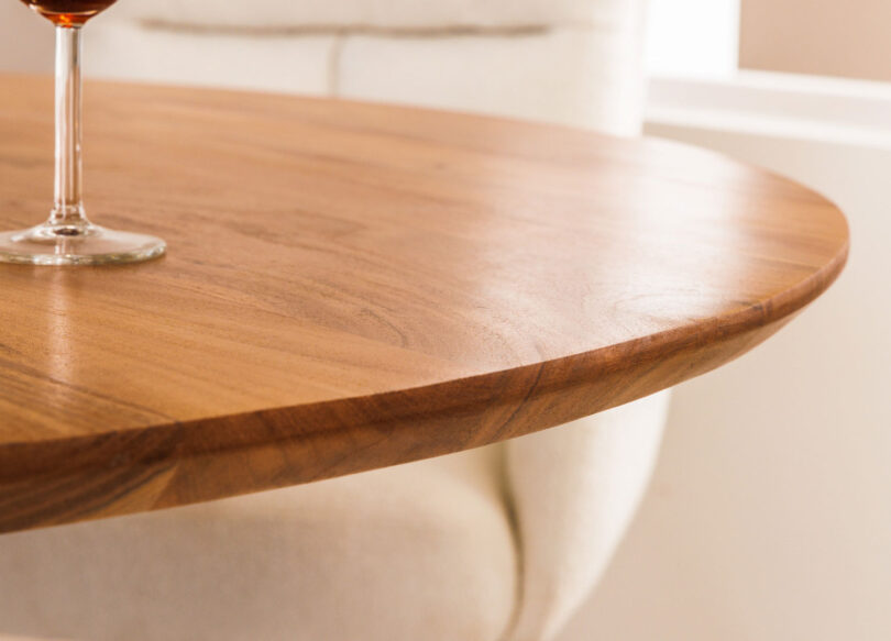 zoom sur le plateau en bois acacia