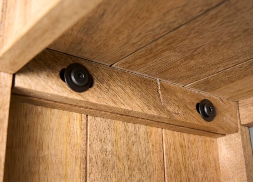 zoom sur le bois du meuble etagere