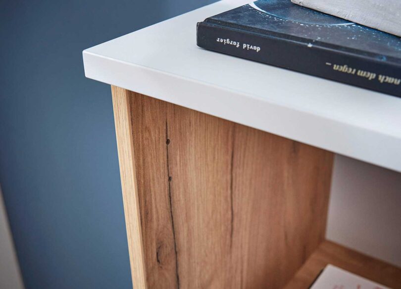 zoom sur le dessus du bureau blanc et bois