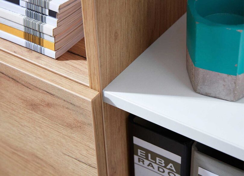 zoom sur les etageres du meuble de bureau scandinave