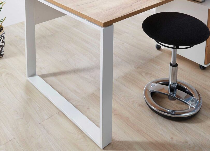 pietement du bureau en metal blanc