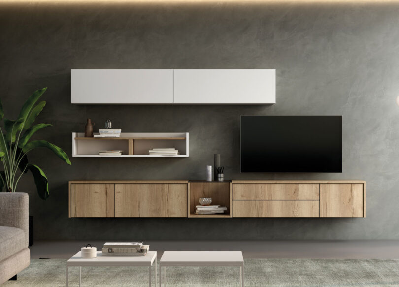 Meuble tv mural avec rangements au mur de couleurs blanc et bois naturel