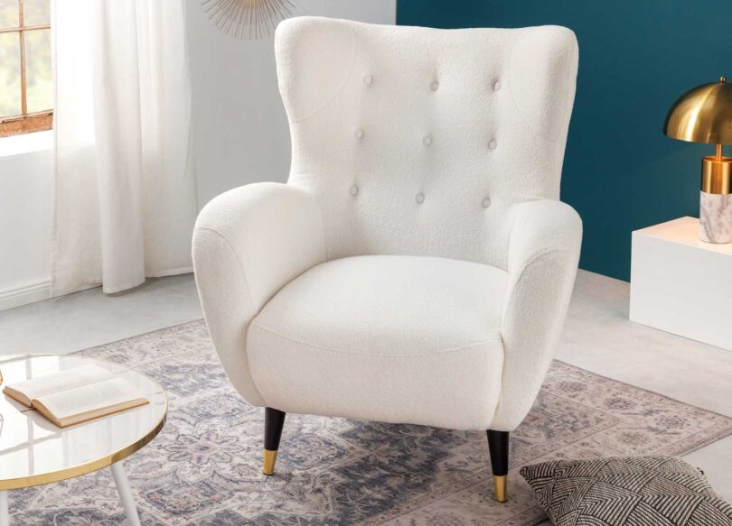 Fauteuil en tissu doux blanc