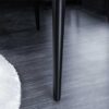 Piétement en métal noir du bureau