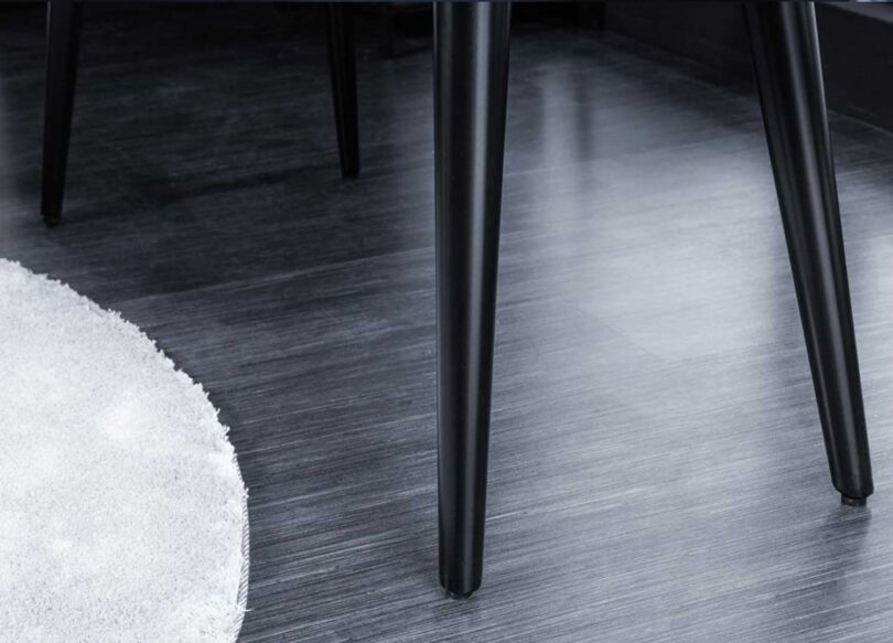 Piétement en métal noir du bureau