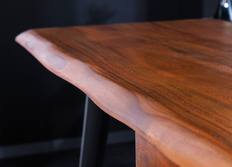 Plateau irrégulier en bois massif d'acacia du bureau avec tiroir