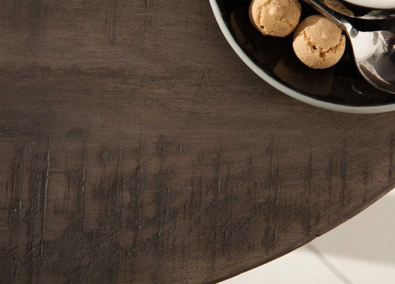 Bois foncé de la table ronde design