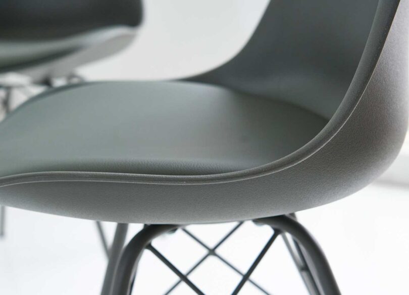 zoom sur l assise en simili cuir gris