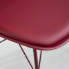 zoom assise de la chaise en simili cuir rouge bordeaux