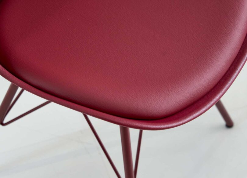 zoom assise de la chaise en simili cuir rouge bordeaux
