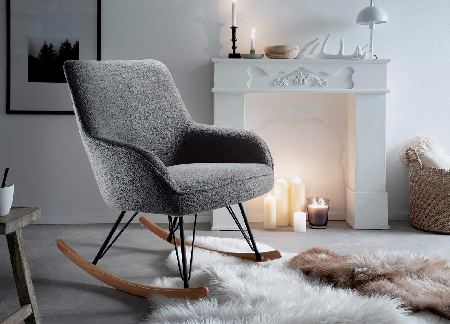 fauteuil a bascule en tissu gris confortable et pieds en bois