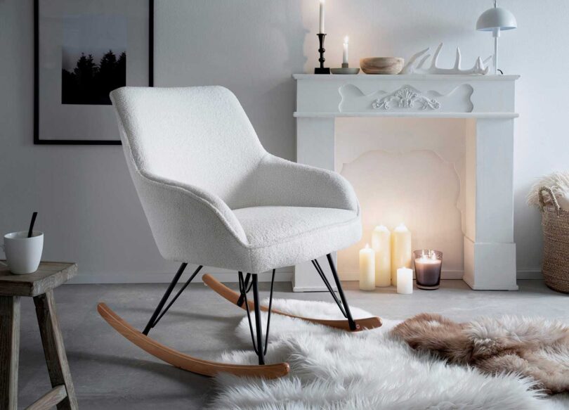rocking chair en tissu blanc avec pieds en bois et metal noir mat