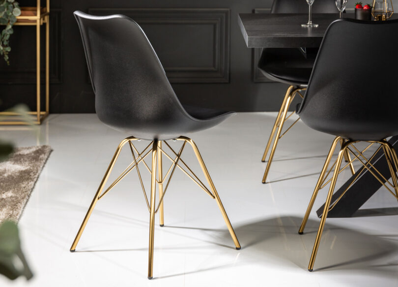 chaise de salle a manger avec coque en pvc et assise en simili cuir noir et pieds dores