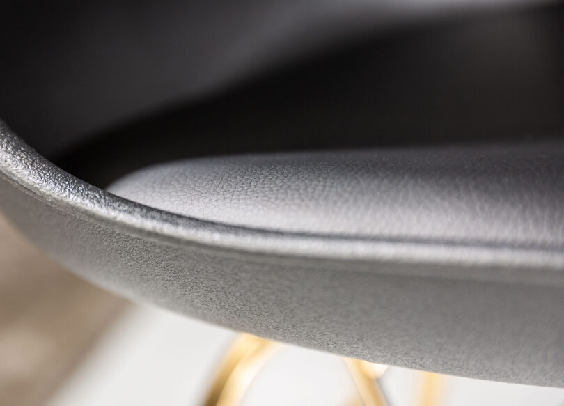 zoom sur l assise en simili cuir noir