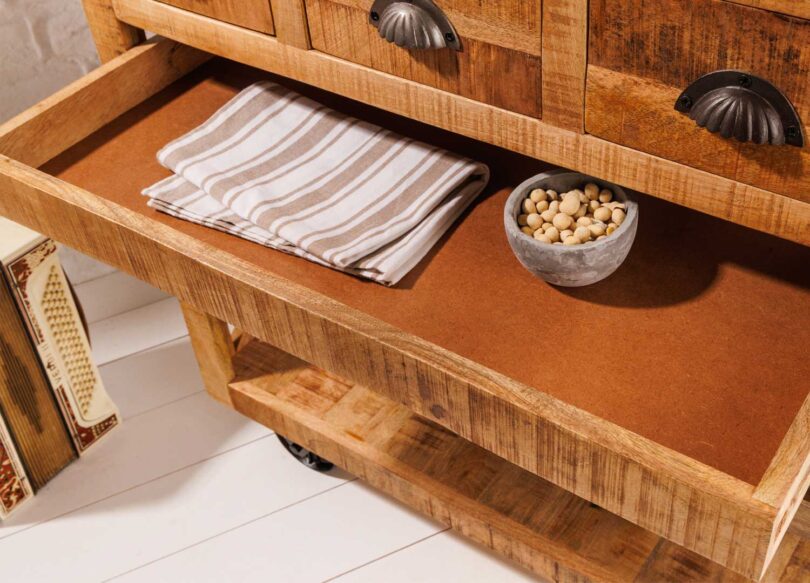 zoom sur les rangements du meuble de bar
