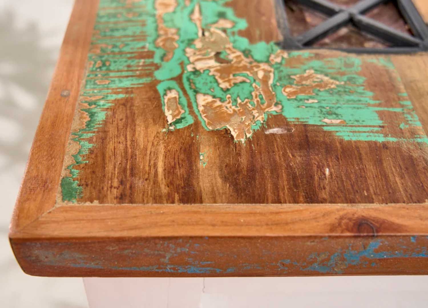 zoom sur le plateau en bois recycle de la table de salon