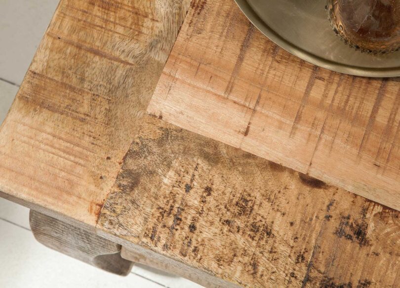 zoom sur le plateau en bois de manguier avec marque de scie et plateau effet latte bombe