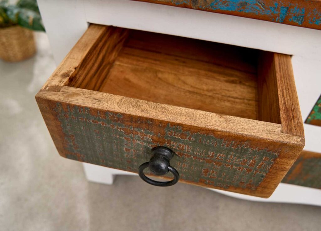 Table basse 70 cm en bois de bateaux recyclé coloré et design
