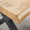 zoom sur le bord du plateau imitation chene