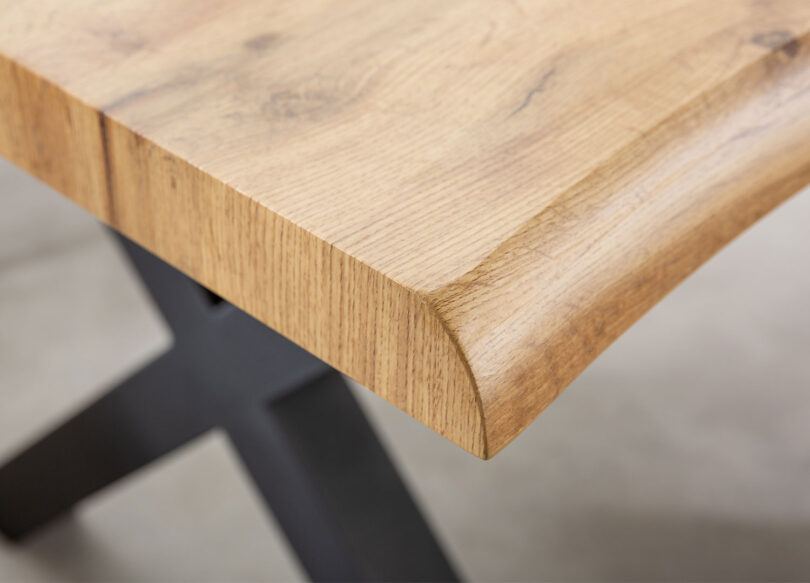 zoom sur le bord du plateau imitation chene