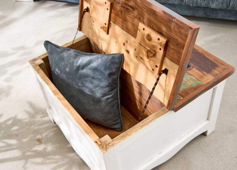 zoom sur le plateau ouvrable de la table basse avec chaine
