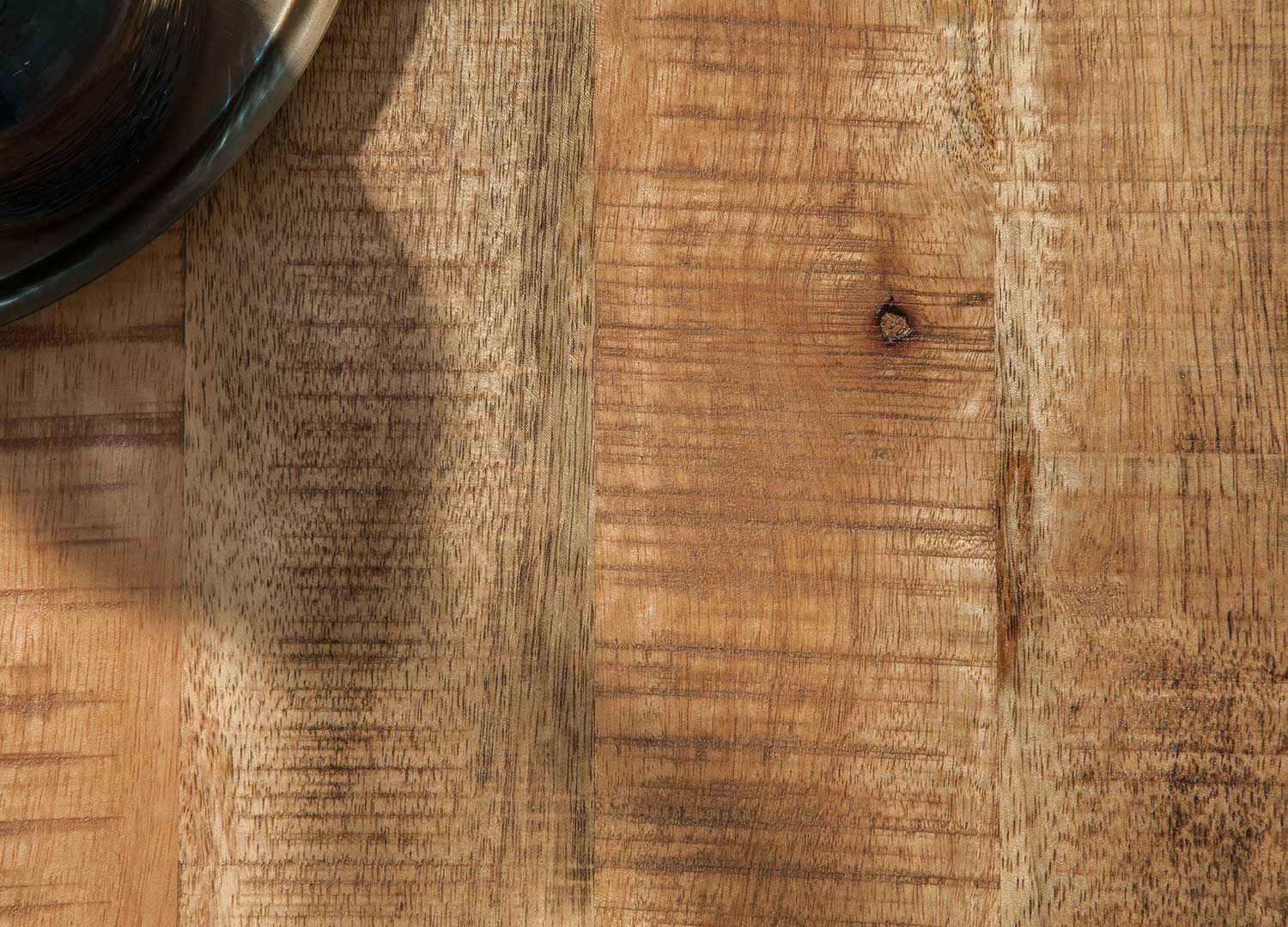 zoom sur le bois de manguier avec des marques de scie