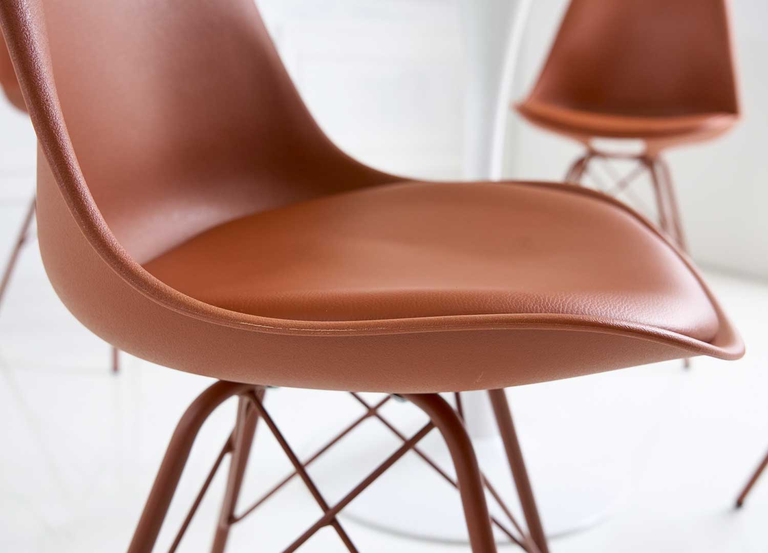 assise chaise en simili cuir marron
