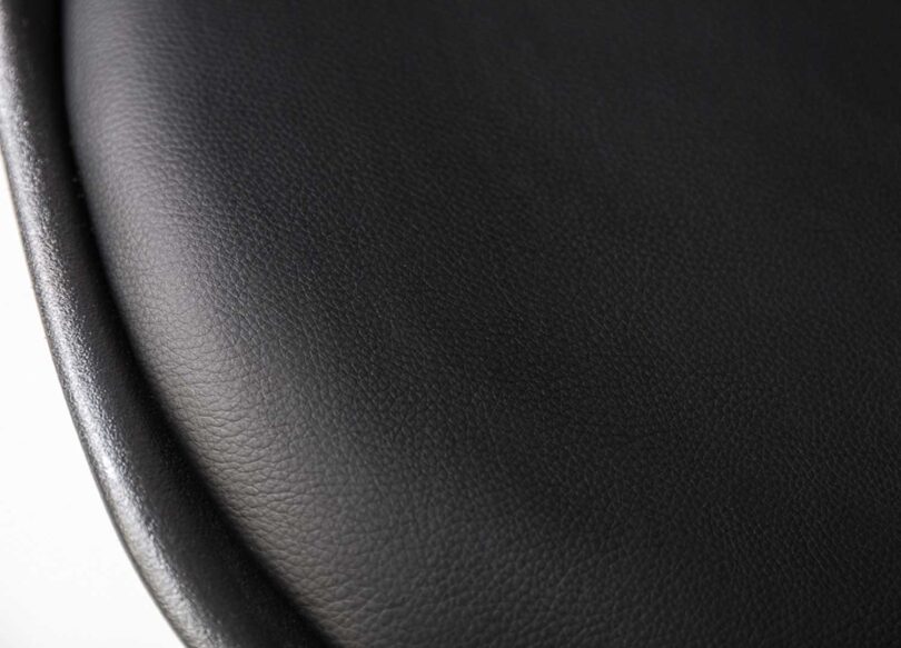 zoom sur le simili cuir noir