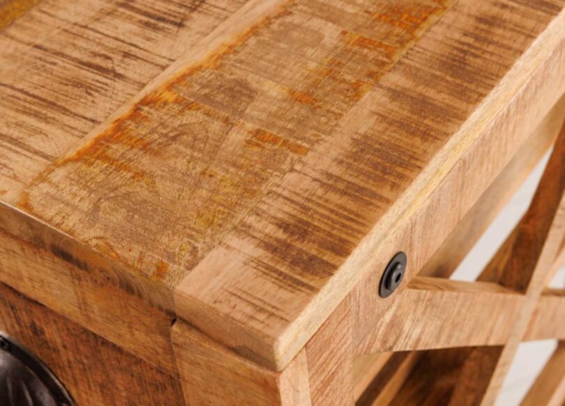 zoom sur le meuble de bar en bois de manguier